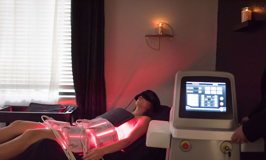 A client receiving a premium InfraSCULPT Red Light contouring session in a calming studio